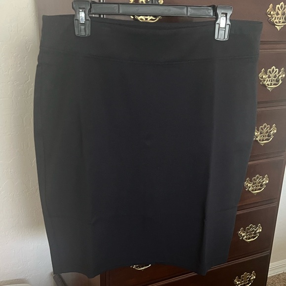 Jockey Classic Black Straight Skirt - Picture 2 of 10